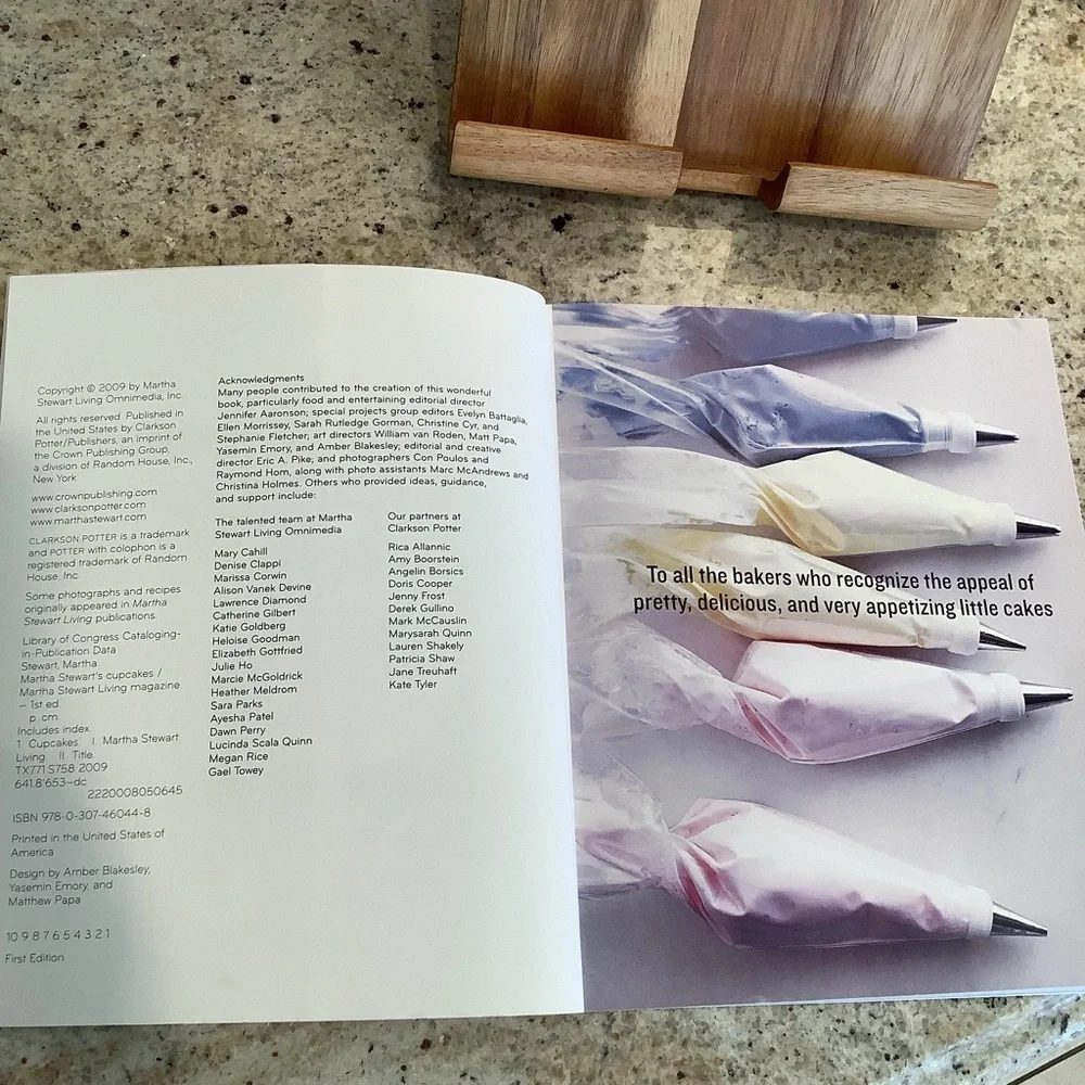 Martha Stewart's Cupcakes Book - Soft Cover